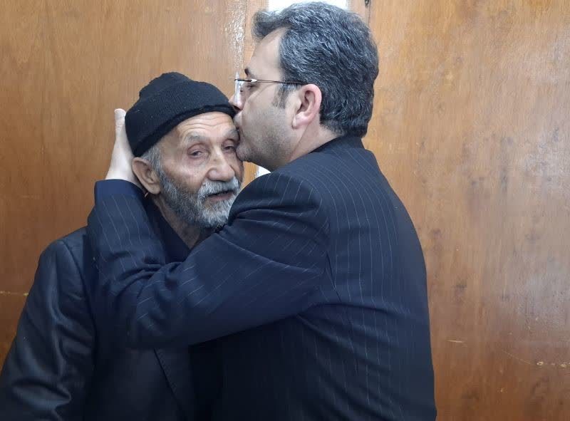 دیدار مدیرکل و فرمانده پایگاه  بسیج نصر کمیته امداد استان گلستان با خانواده معظم شهید سرهنگ دوم خلبان مهدی عالی در سومین روز بهارنو