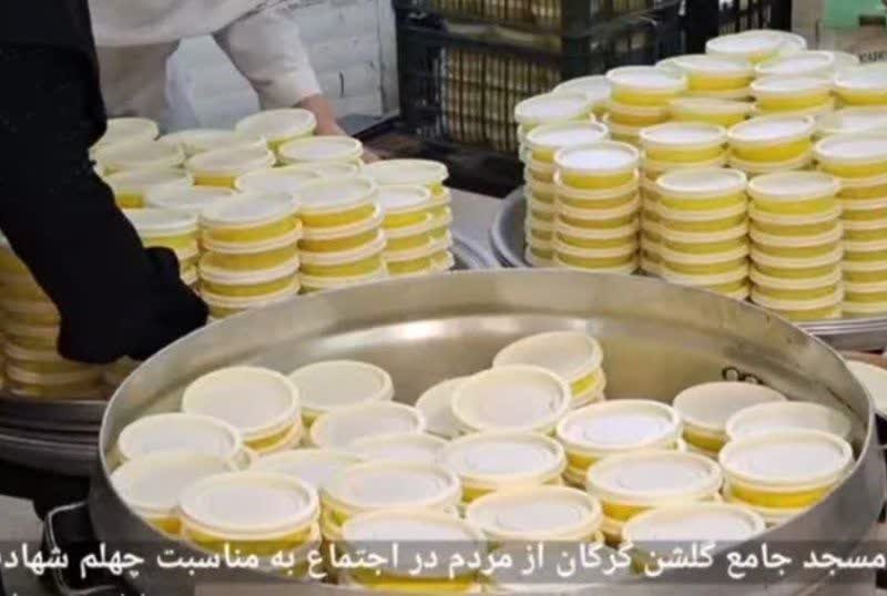 گروه‌های مردمی و مواکب در پذیرایی از شهروندان در میدان شهرداری گرگان