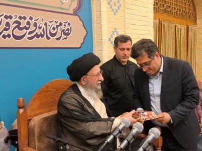 تجلیل آیت‌الله نورمفیدی از رئیس دانشگاه علوم پزشکی گلستان به پاس حمایت از بیماران نیازمند