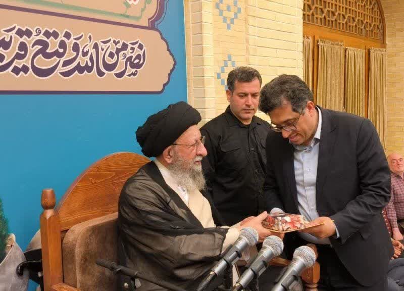 تجلیل آیتالله نورمفیدی از رئیس دانشگاه علوم پزشکی گلستان به پاس حمایت از بیماران نیازمند