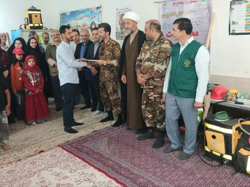 تجلیل از رئیس شورای همیار طبیعت گالیکش در مراسم افتتاح اولین پایگاه جنگلبانی استان