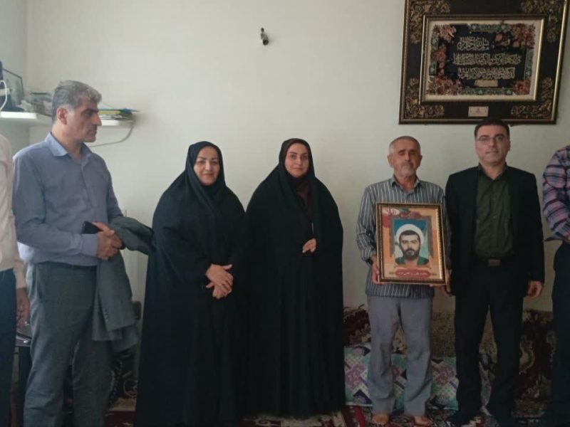 دیدار فرماندار کردکوی با خانواده شهید روحانیفرد به مناسبت هفته دولت