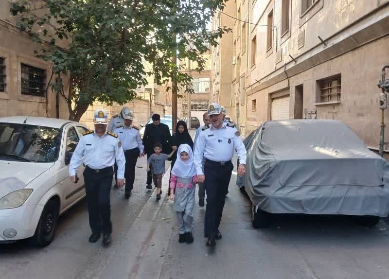 استقبال متفاوت پلیس راهور از آغاز سال تحصیلی/فرزند شهید راهور در کنار سردار حسینی راهی مدرسه شد.